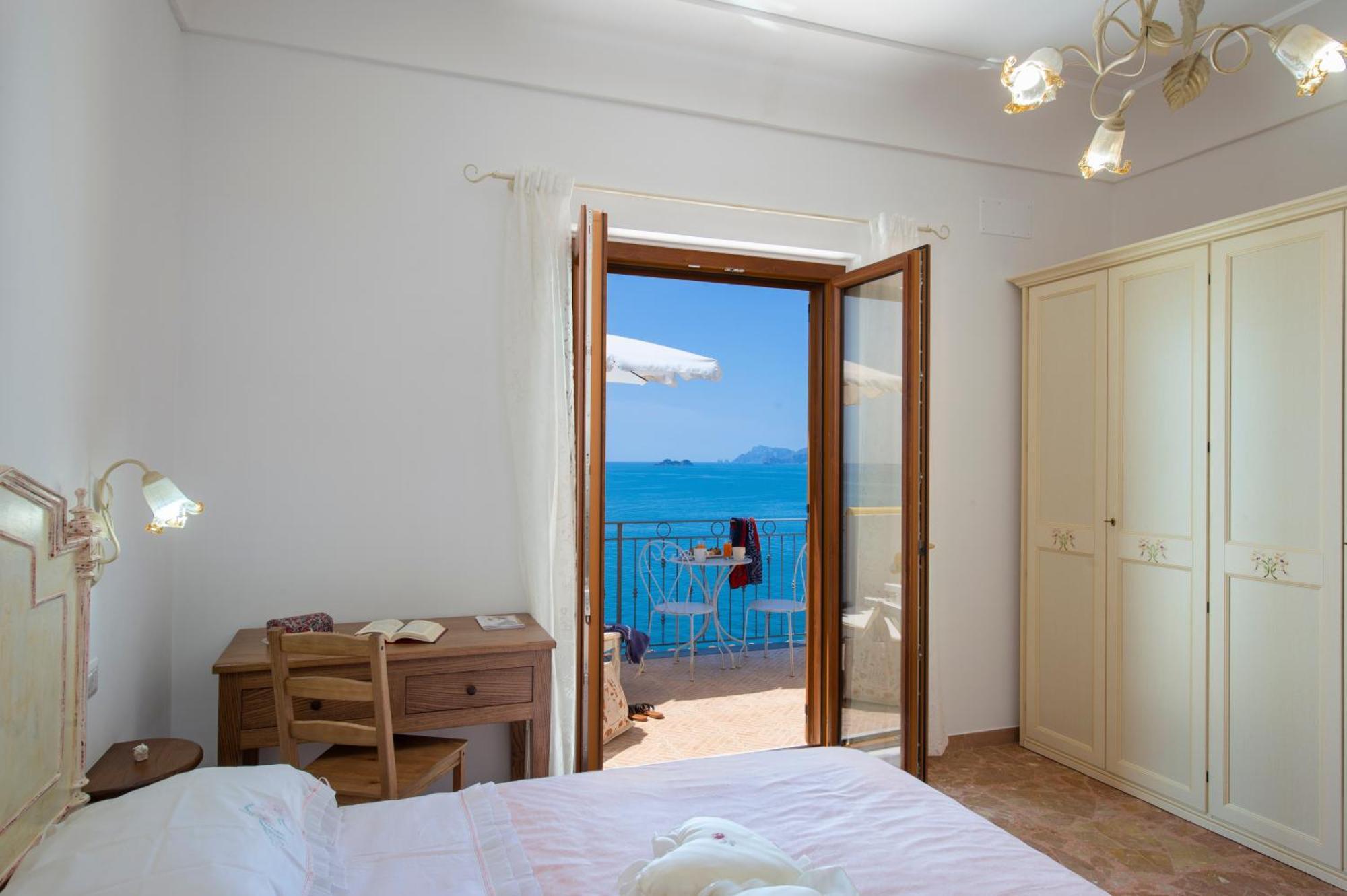 Casa Olga, Un Affaccio Sul Mare !! Apartment Praiano Exterior photo